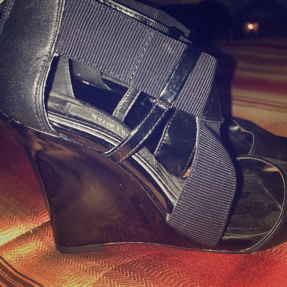 White House black market women’s wedged heels!!